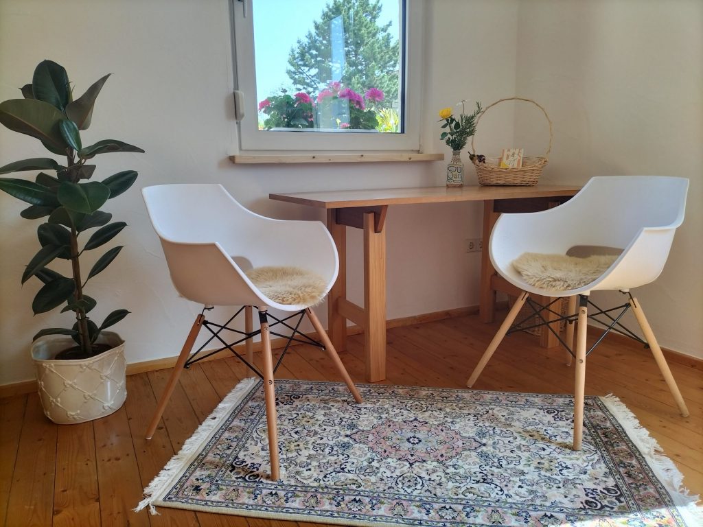 Lichtdurchfluteter Therapieraum